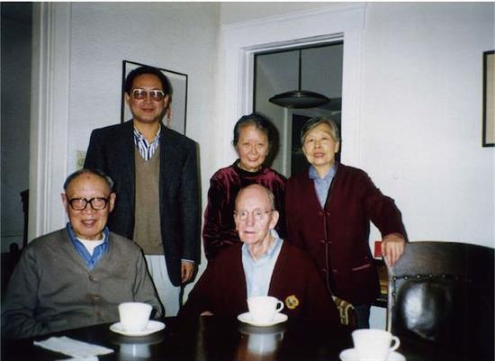 1987年2月在张充和家中 前排：汪世清、傅汉思 后排：白谦慎、张充和、沈家英